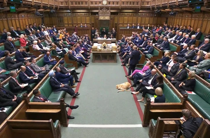 Image tirée d'un enregistrement diffusé par l'Unité d'enregistrement parlementaire (PRU) du Parlement britannique montrant des députés lorts d'un débat sur une motion pour savoir si le Premier ministre Keir Starmer doit être soumis à une enquête parlementaire au sujet de la nomination de Peter Mandelson comme ambassadeur à Washington, le 28 avril 2026 à la Chambre des communes à Londres