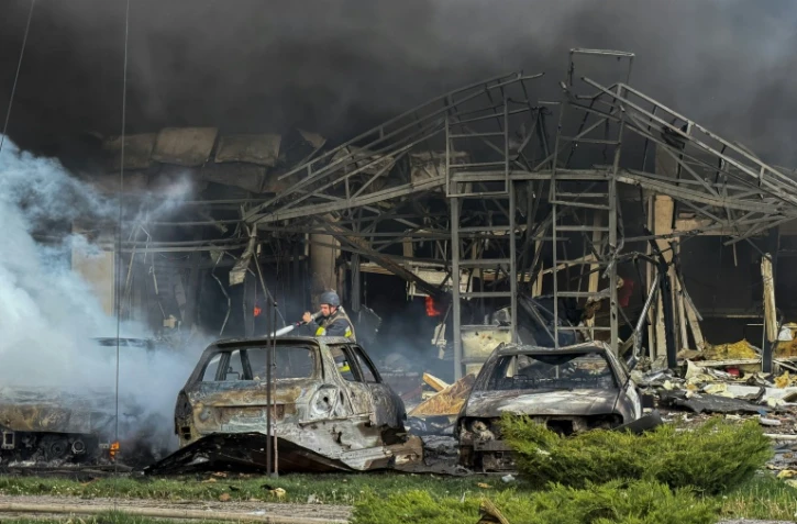 Un secouriste ukrainien éteint un incendie à Zaporijjia, le 5 mai 2026