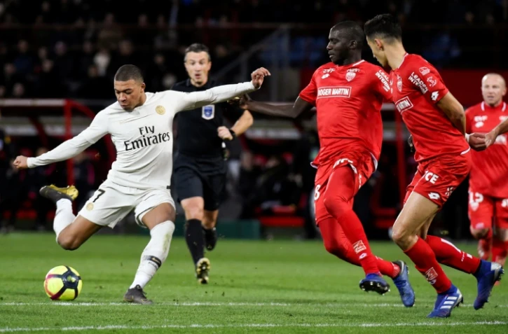 L'attaquant du PSG Kylian Mbappé avec le ballon lors du match à Dijon le 12 mars 2019