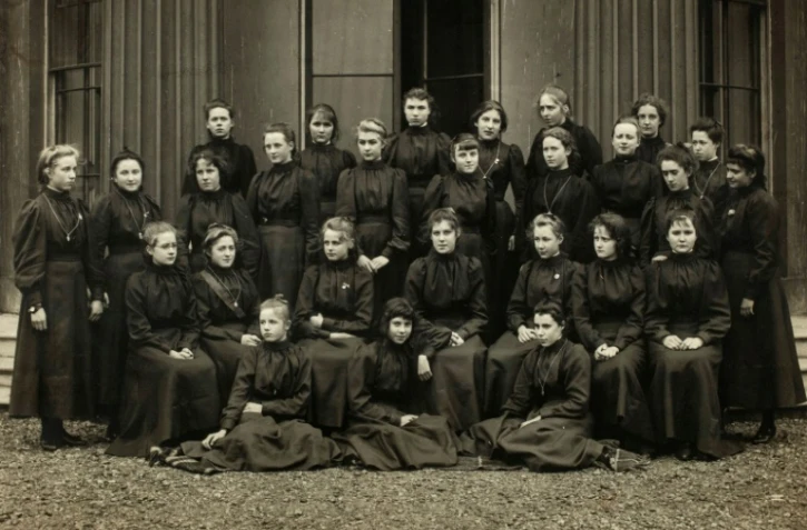 Une photo de classe prise dans un lycée de filles à Paris en 1890 est exposée au musée national de l'Education à Rouen
