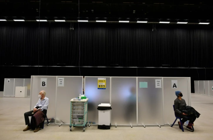 Attente dans un centre de vaccination contre le Covid-19, Ă Brighton, dans le sud de l'Angleterre, le 26 janvier 2021