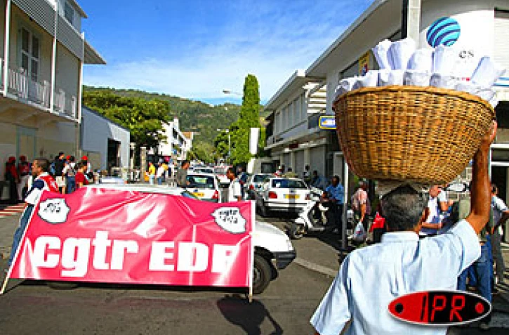 Jeudi 8 avril 2004 
Les électriciens en grève contre le projet de privation d'EDF