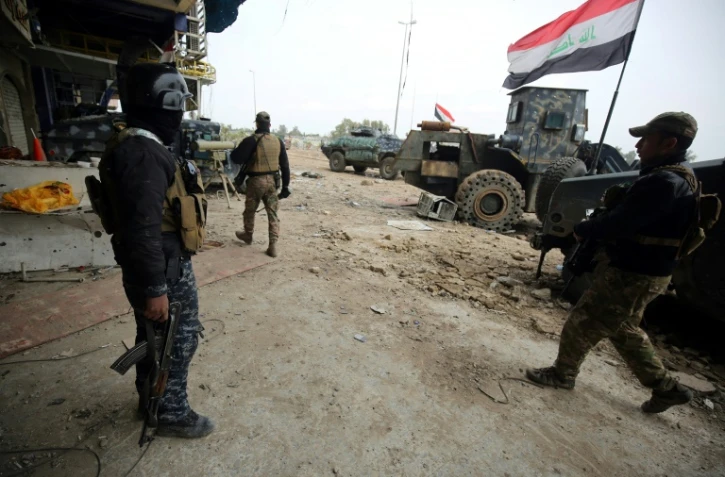 Des forces irakiennes avancent dans la vieille ville à l'ouest de mossoul lors de l'offensive pour reprendre la ville aux jihadistes, le 19 mars 2017