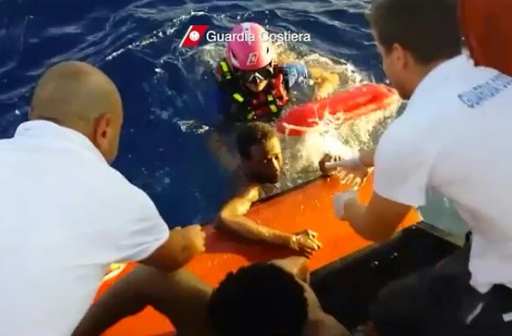 Photo tirée d'une vidéo diffusée le 4 octobre 2013 par les gardes côtes italiens montrant un migrant secouru après le naufrage près de Lampedusa