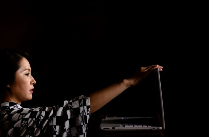 La geisha "Chacha" regarde son ordinateur portable avant une soirée en ligne avec des clients de "Meet Geisha" à Hakone, le 13 juin 2020