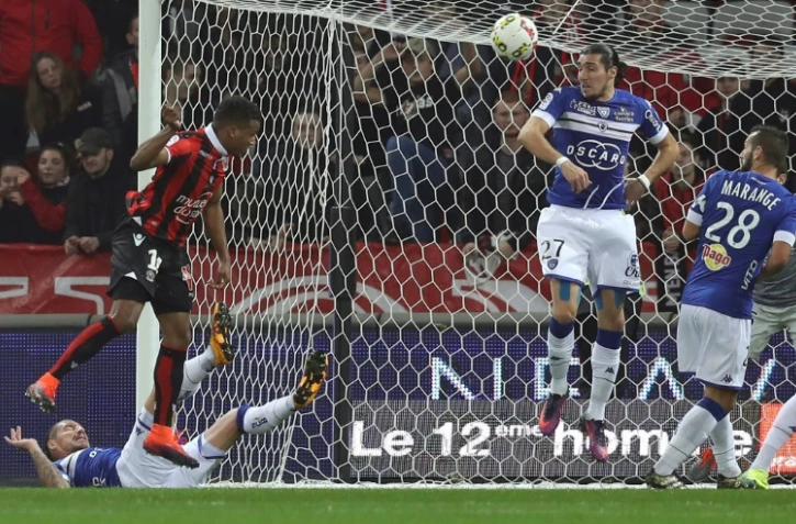 L'attaquant niçois Alassane Pléa (à gauche) ouvre le score face à Bastia à l'Allianz Riviera, le 27 novembre 2016