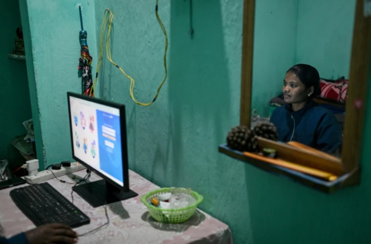 Chandmani Kerketta, qui supervise une équipe d'annotateurs de donnée par IA, travaille sur son ordinateur dans une chambre louée à Ranchi, dans l'État du Jharkhand, le 16 janvier 2026 en Inde