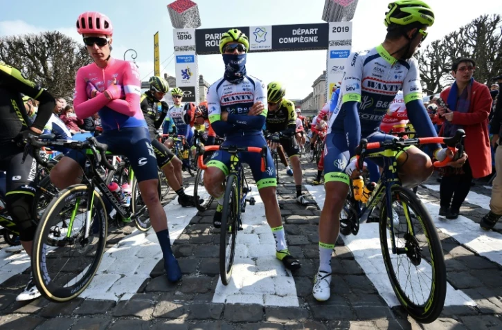 Les coureurs avant le départ de la 117e édition de Paris-Roubaix à Compiègne, le 14 avril 2019