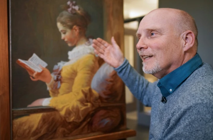 Le restaurateur en chef de la National Gallery of Art à Washington, Michael Swicklik, explique à l'AFP la découverte d'un visage caché de "La liseuse" du peintre français Jean-Honoré Fragonard, le 27 septembre 2017