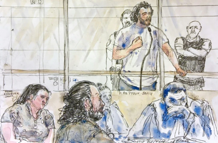 Croquis d'audience du 25 juin 2018 montrant Farid Rettoun (2e g), son fils Samy (en haut au centre), sa femme Sana (à g), et ses avocats lors de son procès devant le tribunal correctionnel de Paris 