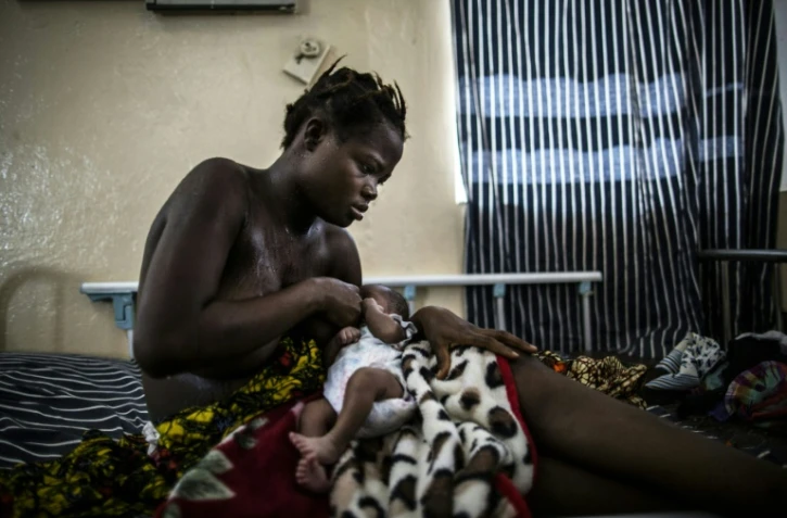 Isatu Koroma, 15 ans, allaite son enfant à la maternité du Princess Christian Maternal Hospital à Freetown, au Sierra Leone le 25 avril 2016