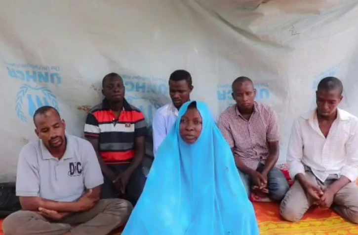 Capture d'écran d'une vidéo diffusée le 25 juillet 2019 par un groupe nigérian lié au groupe Etat Islamique montrant une femme affirmant être membre de l'ONG Action contre la Faim, et cinq de ses collègues