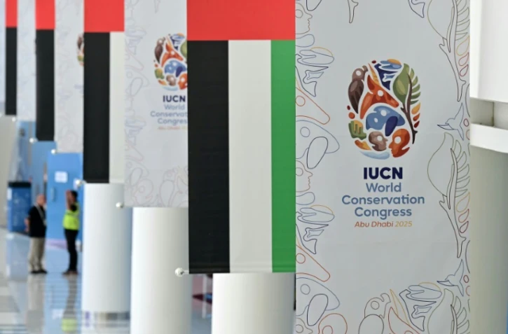 Des affiches du congrès de l'Union internationale pour la conservation de la nature (UICN), le 8 octobre 2025 à Abou Dhabi, aux Emirats arabes unis