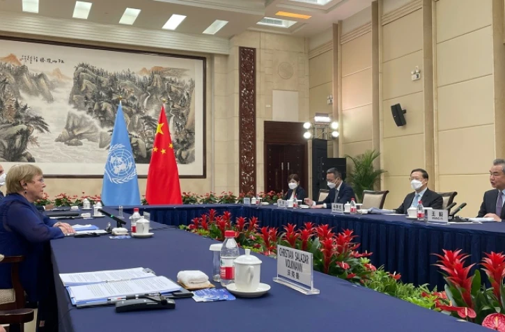 La Haute-Commissaire aux droits de l'homme de l'ONU Michelle Bachelet (à gauche), s'entretient avec le ministre chinois des affaires étrangères Wang Yi (à droite), lors de leur rencontre à Canton, dans le sud de la Chine, sur une photo prise le 23 mai 2022 et fournie par le Haut-Commissariat 