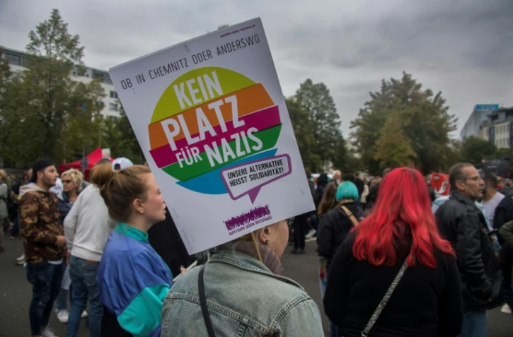 "Pas de place pour les nazis", clame une pancarte tenue par un manifestant Ă Chemnitz, dans l'est de l'Allemagne, le 1er septembre 2018