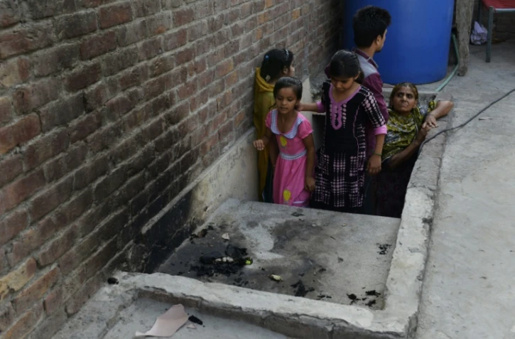 Des Pakistanaises sont  devant l'endroit le 8 juin 2016 à Lahore, où une jeune fille a été brûlée vive par sa mère