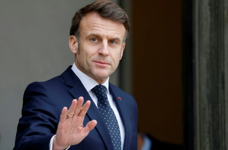 Le président Emmanuel Macron sur le perron de l'Elysée, le 19 février 2025 à Paris
