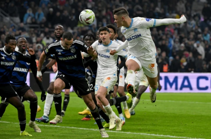 L'attaquant portugais de Marseille Vitinha (d) place une tête contre Strasbourg, le 12 janvier 2024 au Stade Vélodrome