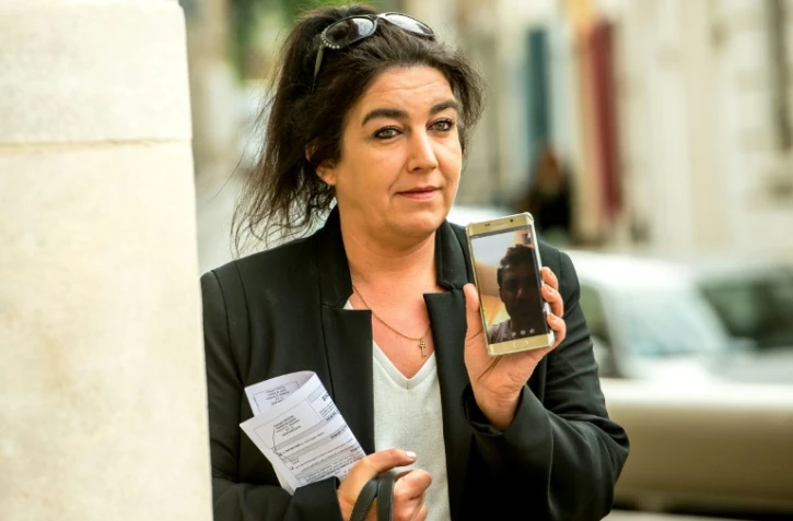 Beatrice Huret appelle calls Mokhtar, un migrant iranien qu'elle a aidé, en arrivant au tribunal de Boulogne-sur-Mer le 27 juin 2017