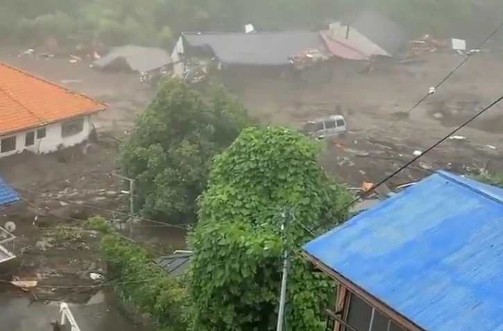 Une photo tirée d'une vidéo prise par un habitant et distribuée par l'agence de presse japonaise Jiji montre, le 3 juillet 2021 à Atami, dans le centre du Japon, la coulée de boue qui a emporté plusieurs maisons et fait au moins 19 disparus