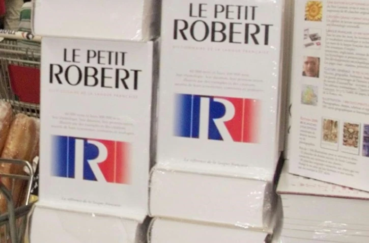 Pile de dictionnaires "Petit Robert" dans une grande surface de Marseille, le 26 août 1999