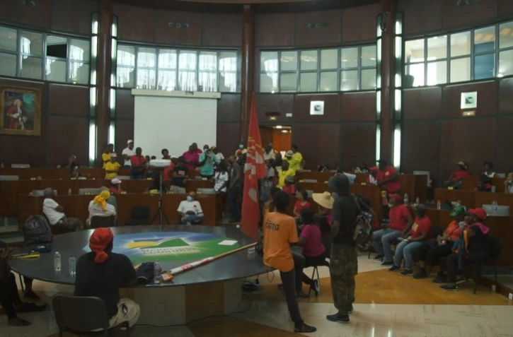 Capture d'image tirée d'une vidéo de l'AFPTV montrant des manifestants en pleine séance du Conseil régional de la Guadeloupe, le 23 décembre 2021