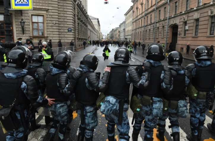 Des policiers bloquent une rue pendant une manifestation de soutien à l'opposant russe emprisonné Alexeï Navalny, le 21 avril 2021 à Saint-Pétersbourg