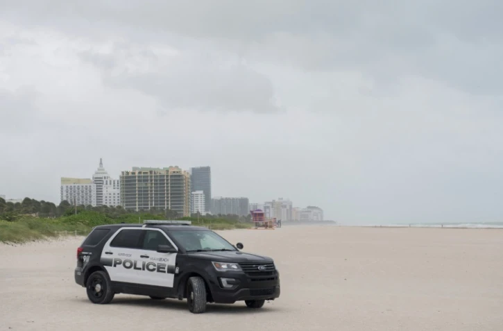 Une voiture de police sur une plage désertée de Miami avant l'arrivée de l'ouragan Irma, le 9 septembre 2017 