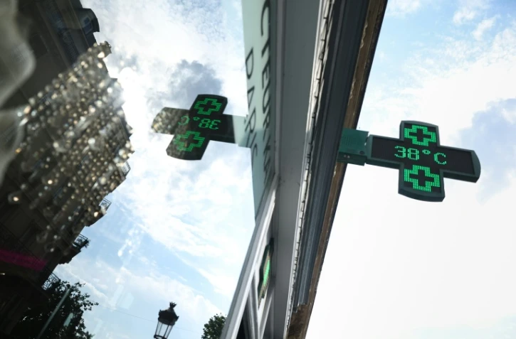 Une pharmacie du centre de Paris indique 38°C le 18 juin 2026