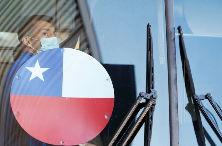 Le défenseur chilien Gary Medel quitte l'hôtel pour se rendre à l'entraînement, à Cuiaba (Brésil), le 20 juin 2021