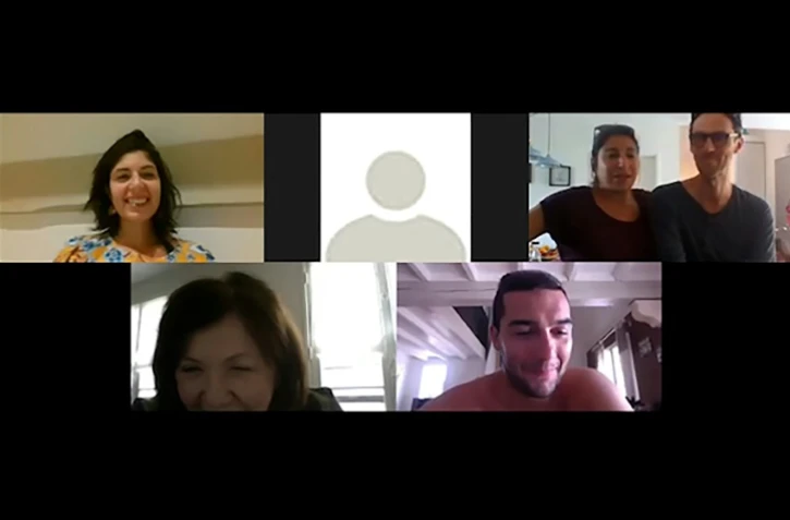 La famille éparpillée dans toute la France n'a jamais été aussi proche, via le téléphone, WhatsApp, Zoom, que pendant le confinement. L'arrière grand-mère Jacqueline Sebban parle à ses petites-filles et leurs maris, lors d'une visio réunion de famille, le 4 mai 2020