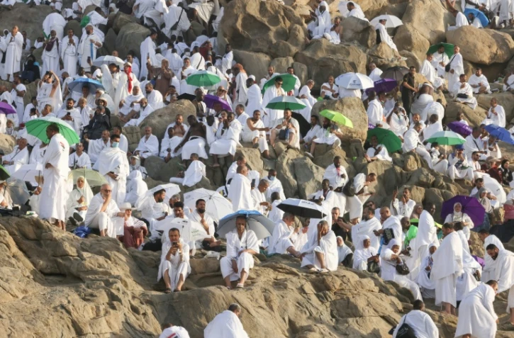 Des pèlerins prient sur le mont Arafat, au deuxième jour du hajj, le 5 juin 2025
