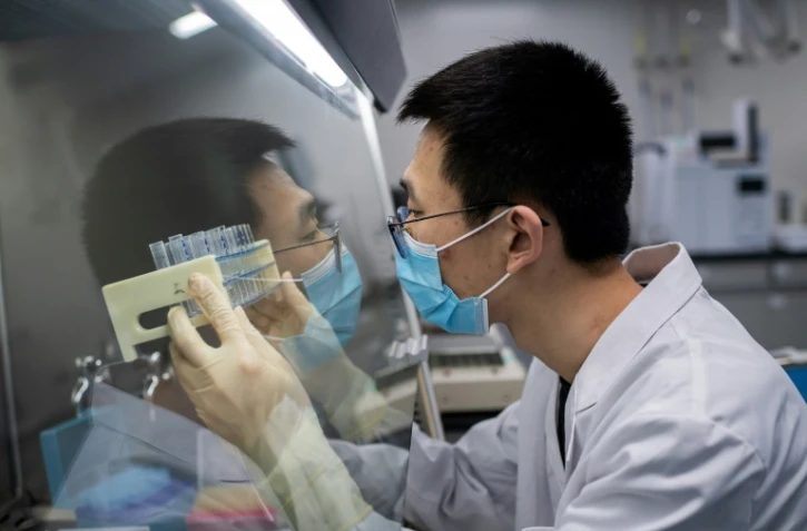 Un chercheur travaille sur un vaccin expérimental contre le nouveau coronavirus dans un laboratoire de contrôle qualité de Sinovac Biotech, à Pékin le 29 avril 2020
