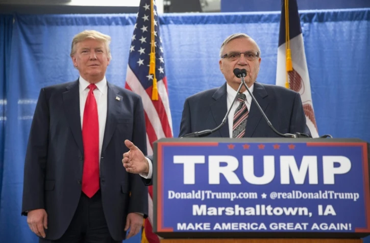 Le sheriff Joe Arpaio aux côtés de Donald Trump lors d'un meeting de campagne du futur président républicain, le 26 janvier 2016, à Marshalltown, dans l'Iowa.
