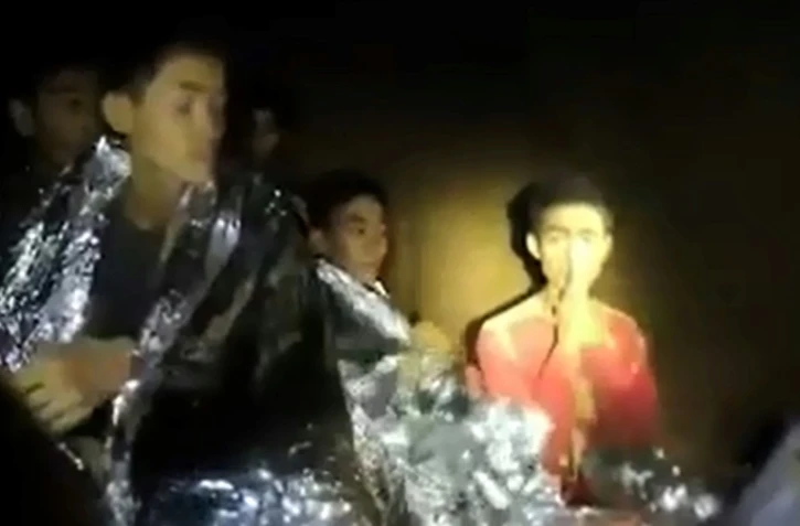 Adul Sam-on (d) coincé dans la grotte Tham Luang dans la province de Chiang Rai en Thaïlande, sur une image extraite d'une vidéo fournie par l'armée thaïlandaise le 4 juillet 2018 et filmée la veille
