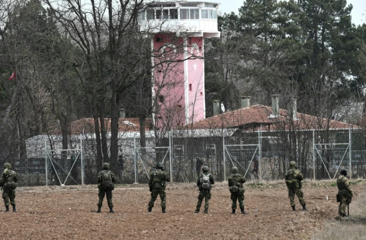 Des soldats grecs le long de la frontière avec la Turquie, près de Kastanies, le 4 mars 2020