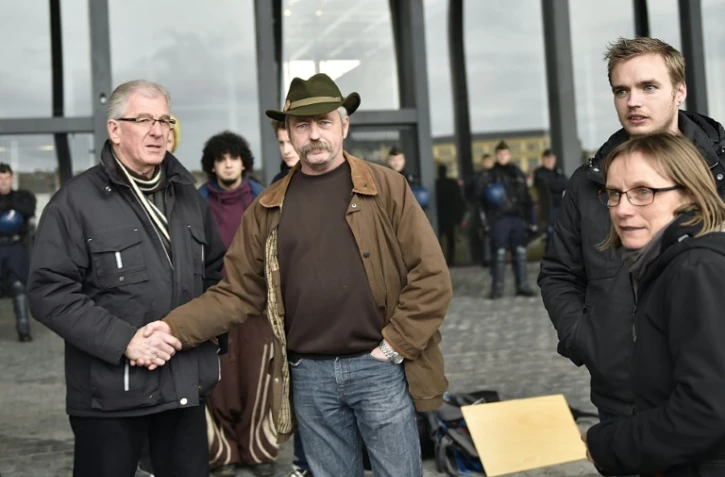 Sylvain Fresneau (c), l'un des derniers occupants historiques menacés d'expulsion, le 13 janvier 2016 au tribunal de Nantes