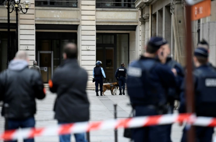 Des policiers devant le pôle financier évacué en raison d'une alerte à la bombe le 20 mars 2017 à Paris