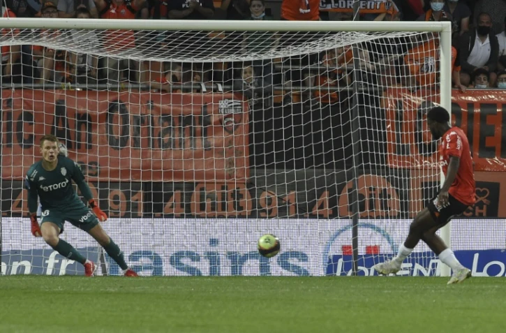 Le gardien de Monaco Alexander Nübel s'incline sur un pénalty de la victoire de Lorient, transformé par Terem Moffi au stade du Moustoir, le 13 août 2021 