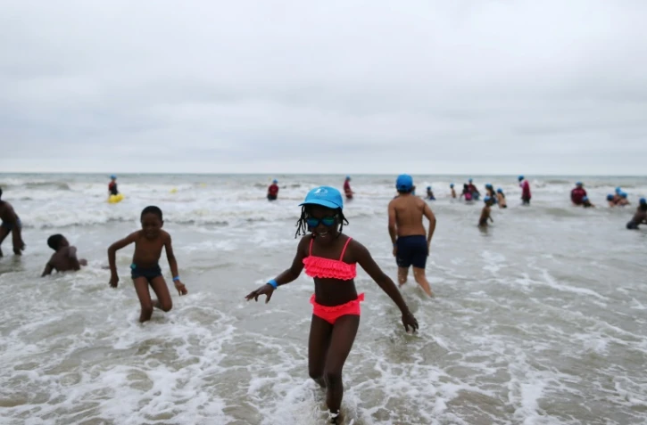 Des enfants invités à Deauville par le Secours populaire dans le cadre des "Journées des oubliés des vacances", le 23 août 2017