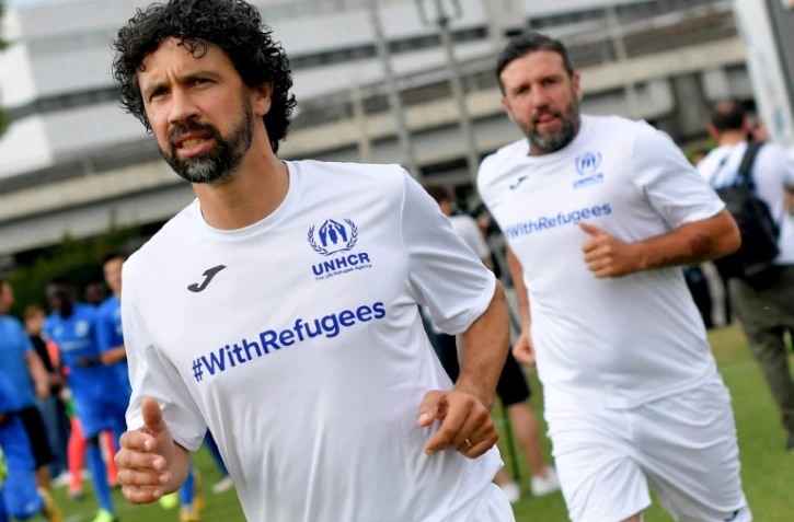 Les ex-stars du football l'Italien Damiano Tommasi (g) et le Français Vincent Candela lors d'un match de charité face à de jeunes migrants, le 23 juin 2018 à Rome 