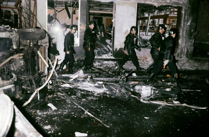 Des pompiers au milieu des décombres le 3 octobre 1980 à la synagogue de la rue Copernic à Paris