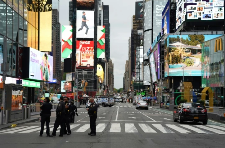 Des policiers sur le site d'une fusillade qui a fait trois blessées dont un enfant Times Square, à New York, le 8 mai 2021