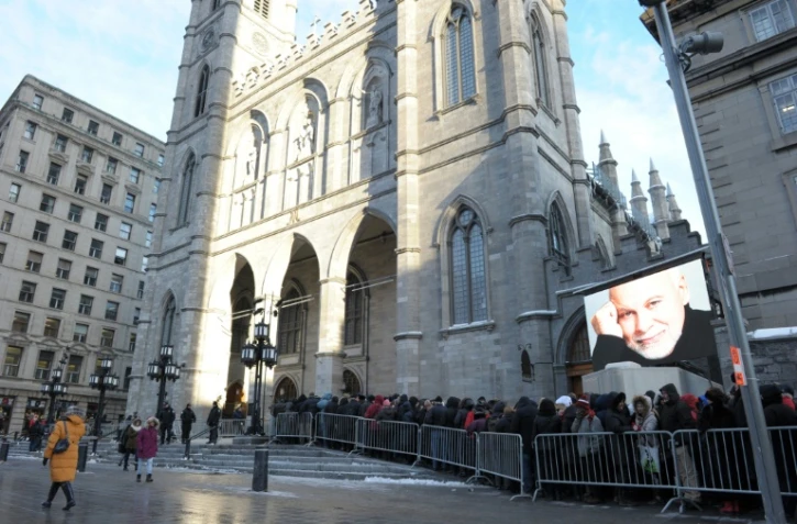 Un public nombreux rend hommage le 21 janvier 2016 à René Angélil, imprésario et mari de Céline Dion, à la basilique de Montréal, à la veille des obsèques