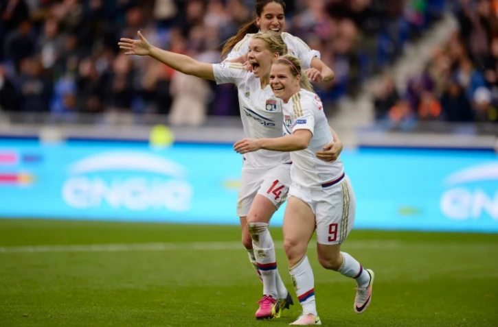 Les Lyonnaises Amel Majri, Ada Hegerberg et Eugénie Le Sommer, après un but en demi-finale de la Ligue des champions contre le PSG, le 24 avril 2016 au Parc OL