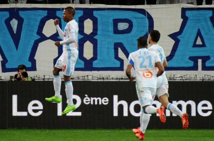 L'attaquant de Marseille Clinton Njie (g) saute de joie après avoir ouvert le score face à Rennes au Vélodrome, le 18 février 2017