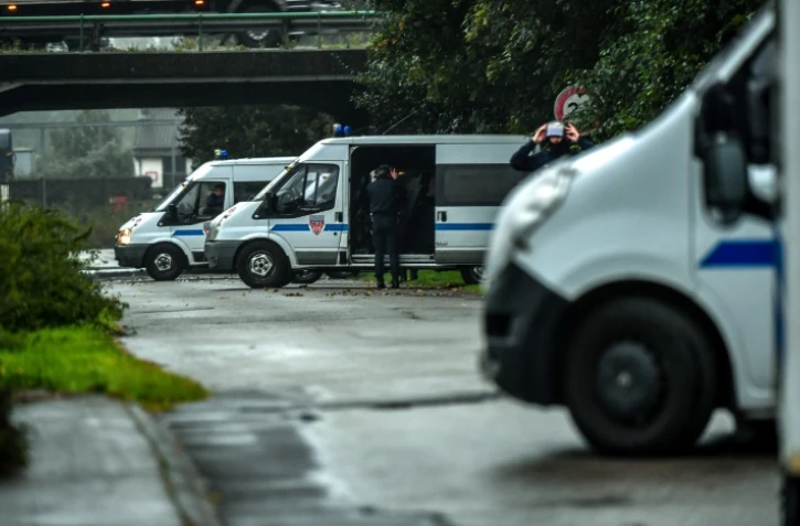 Véhicules de police garés mardi 2 octobre 2018 lors de la perquisition au "Centre Zahra France" à Grande-Synthe, près de Dunkerque