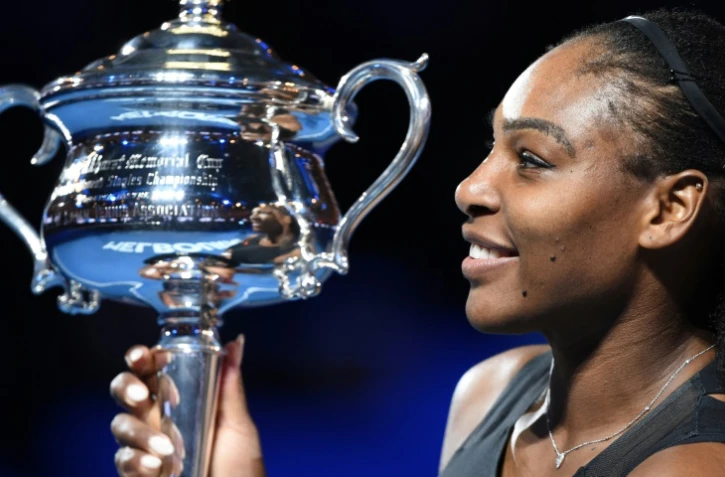 L'Américaine Serena Williams pose avec son trophée après sa victoire face à sa soeur Venus en finale de l'Open d'Australie, le 28 janvier 2016 à Melbourne  