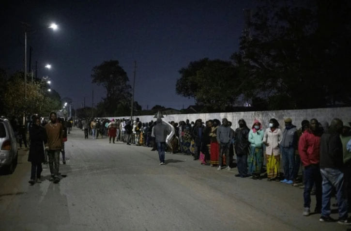 Des électeurs font la queue pour voter à l'élection présidentielle, le 12 août 2021 à Lusaka, en Zambie