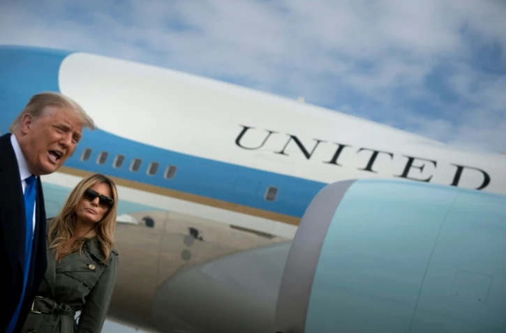 Donald et Melania Trump devant l'avion présidentielle Air Force One le 28 octobre 2020 sur la base d'Andrews, près de Washington